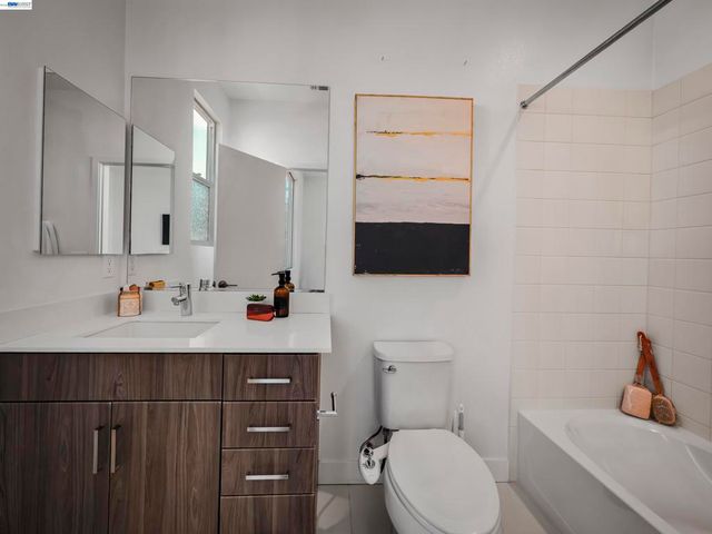 2309 Myrtle St, Oakland, CA 94607
