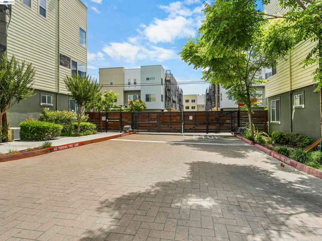 2309 Myrtle St, Oakland, CA 94607