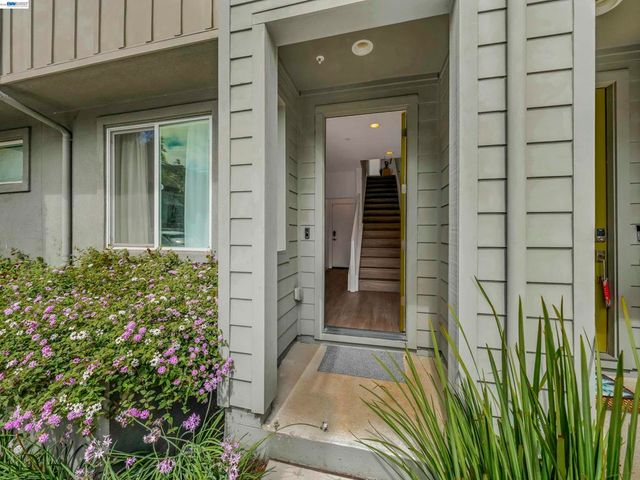 2309 Myrtle St, Oakland, CA 94607