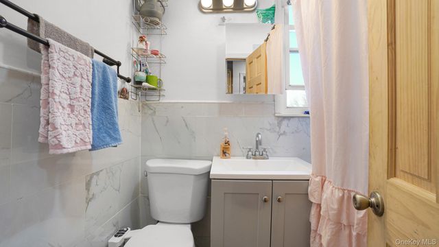 364 Ashburton Avenue A, Yonkers, NY 10701