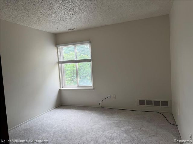 27915 Berrywood Lane 70, Farmington, MI 48334