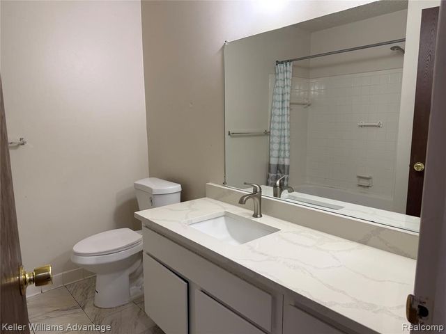 27915 Berrywood Lane 70, Farmington, MI 48334