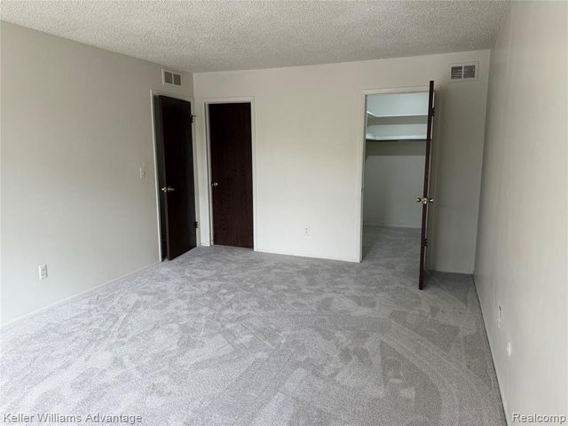 27915 Berrywood Lane 70, Farmington, MI 48334