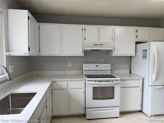 27915 Berrywood Lane 70, Farmington, MI 48334