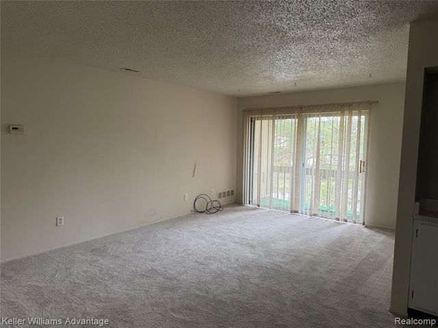27915 Berrywood Lane 70, Farmington, MI 48334