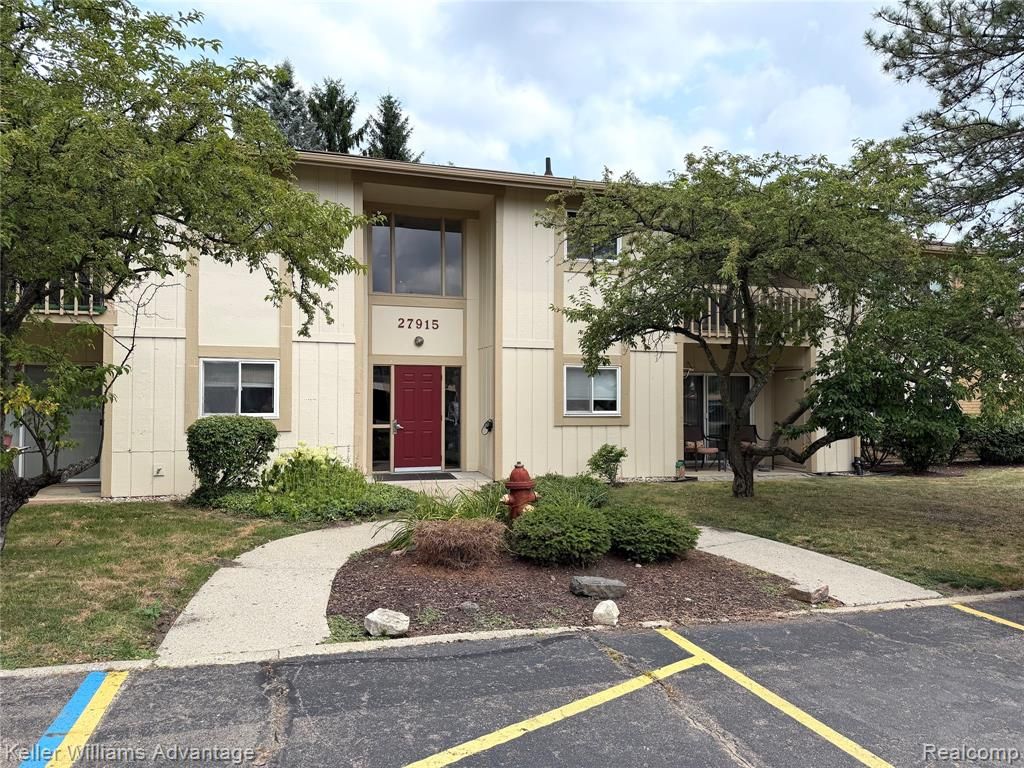 27915 Berrywood Lane 70, Farmington, MI 48334