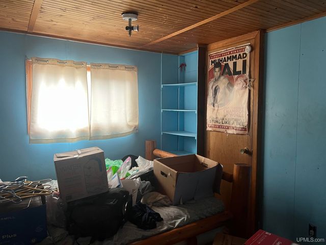 5893 Rivers 22nd Road, Gladstone, MI 49837