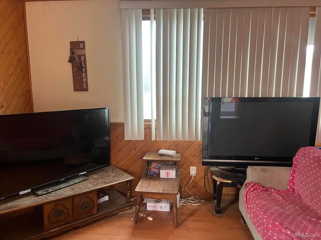 5893 Rivers 22nd Road, Gladstone, MI 49837