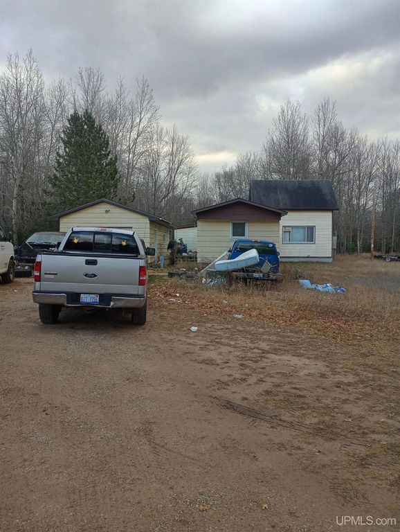 5893 Rivers 22nd Road, Gladstone, MI 49837