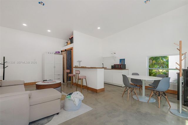 4121 SW 3rd St, Plantation, FL 33317