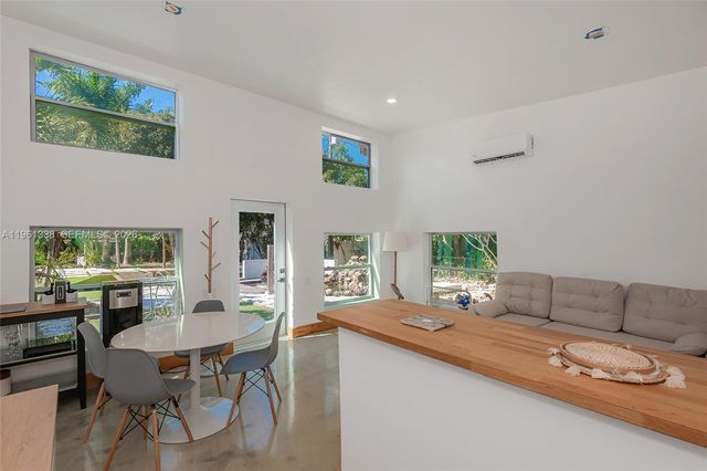 4121 SW 3rd St, Plantation, FL 33317