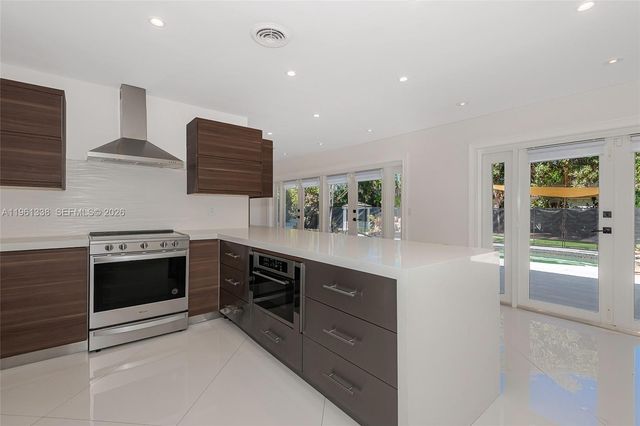 4121 SW 3rd St, Plantation, FL 33317