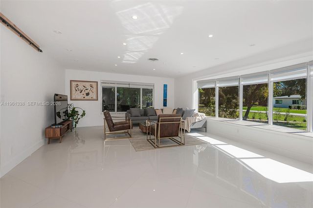 4121 SW 3rd St, Plantation, FL 33317