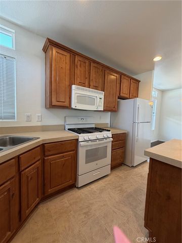 4 Katy, San Fernando, CA 91345