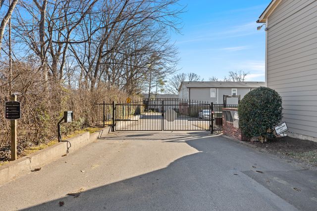 913 Coarsey Dr, Nashville, TN 37217