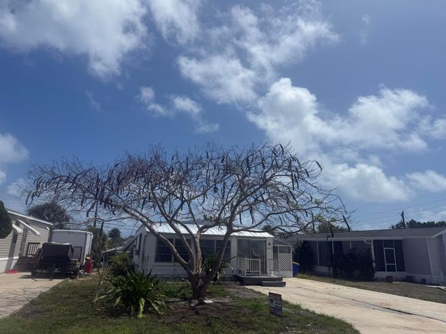 8479 SE Eagle Avenue, Hobe Sound, FL 33455