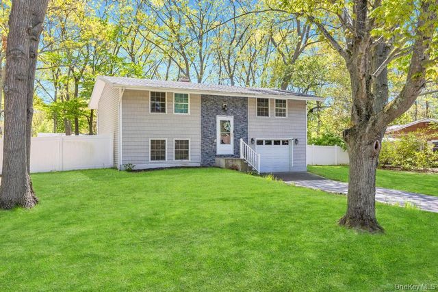 32 Lodge Lane, East Setauket, NY 11733