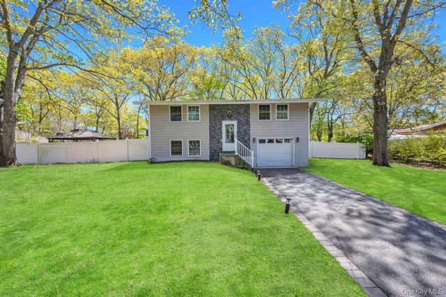 32 Lodge Lane, East Setauket, NY 11733