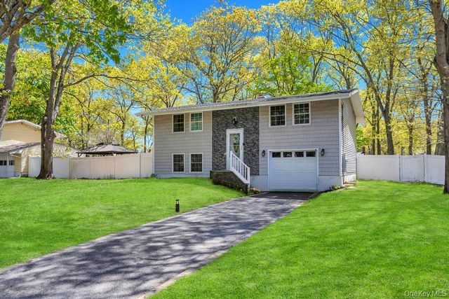 32 Lodge Lane, East Setauket, NY 11733