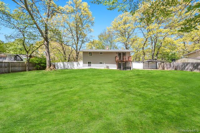 32 Lodge Lane, East Setauket, NY 11733