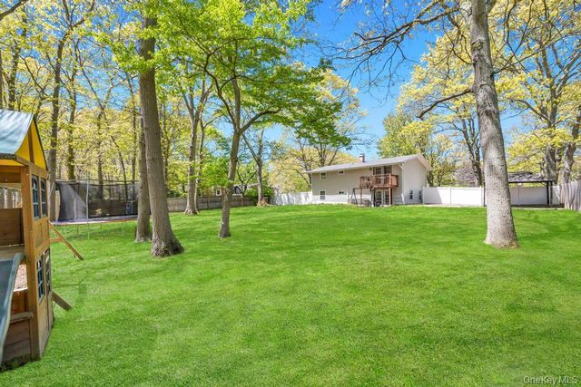 32 Lodge Lane, East Setauket, NY 11733