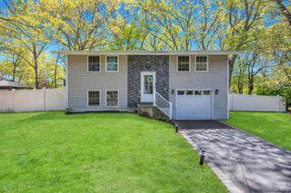 32 Lodge Lane, East Setauket, NY 11733