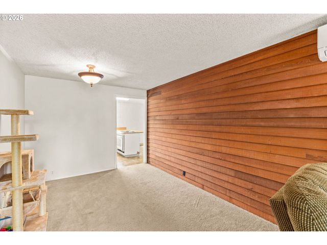 4045 HYACINTH St, Eugene, OR 97404