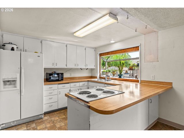 4045 HYACINTH St, Eugene, OR 97404