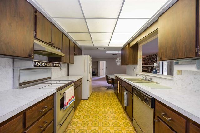 604 W LAKE DRIVE, Sarasota, FL 34232