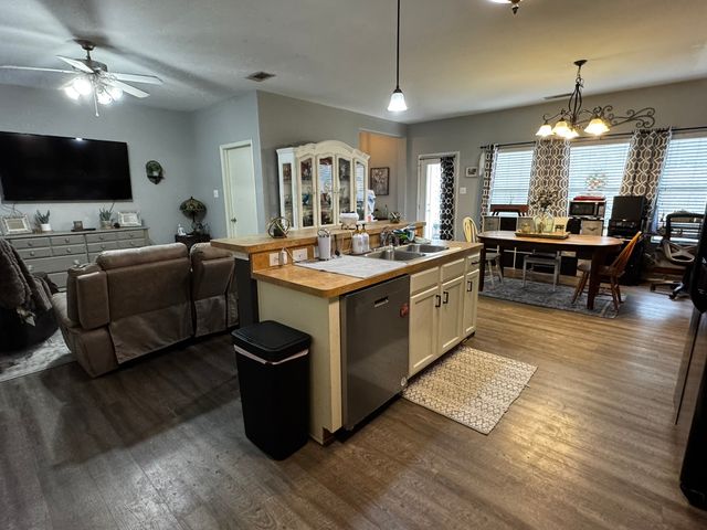 1225 Grand Central Parkway, Fort Worth, TX 76131