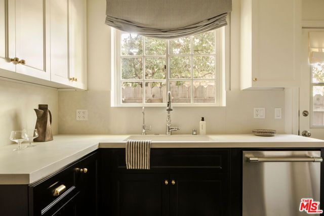 6051 Scenic Avenue, Los Angeles, CA 90068