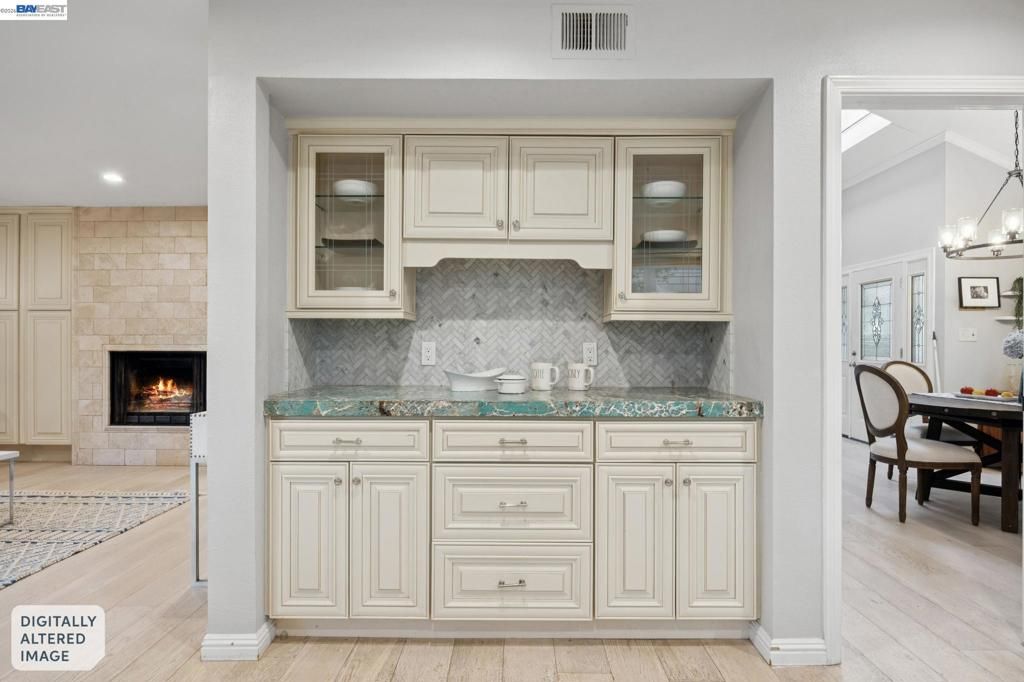 Image 10 of property listing at 30 30 Sea Brg, Alameda, CA 94502