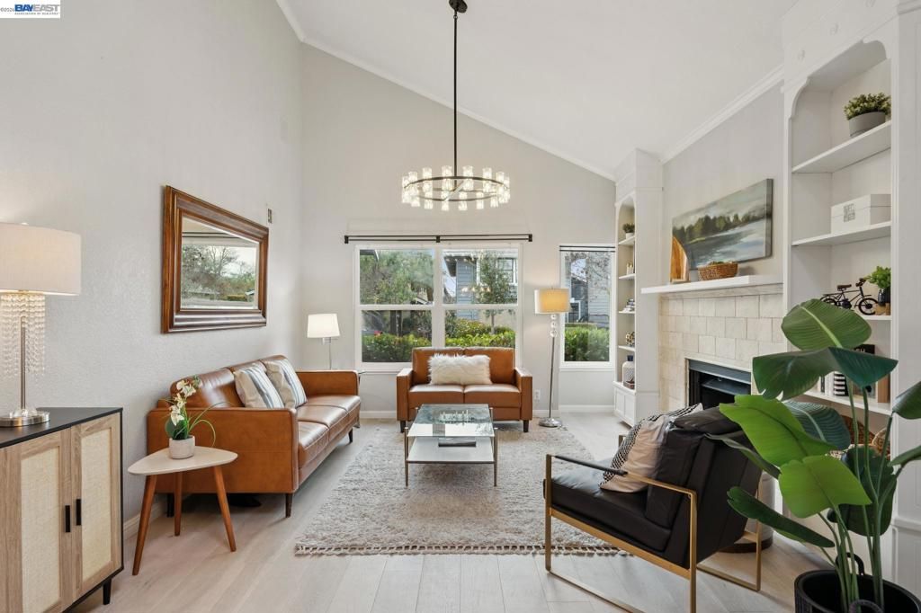 Image 3 of property listing at 30 30 Sea Brg, Alameda, CA 94502