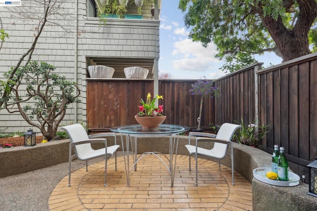 Image 34 of property listing at 30 30 Sea Brg, Alameda, CA 94502