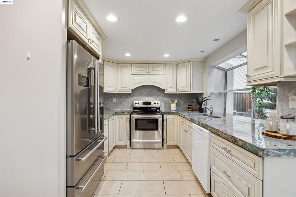 Image 8 of property listing at 30 30 Sea Brg, Alameda, CA 94502