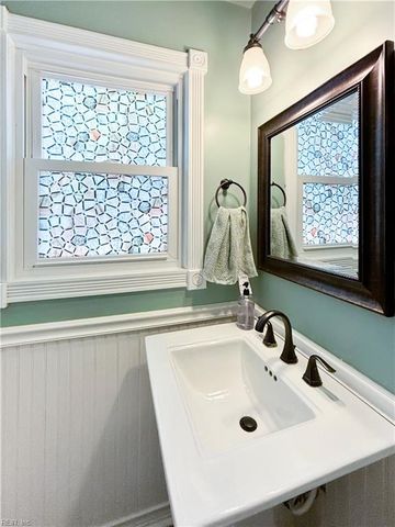 100 Horseshoe LNDG, Hampton, VA 23669