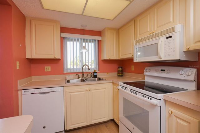 3607 LAKE BAYSHORE DRIVE 312, Bradenton, FL 34205