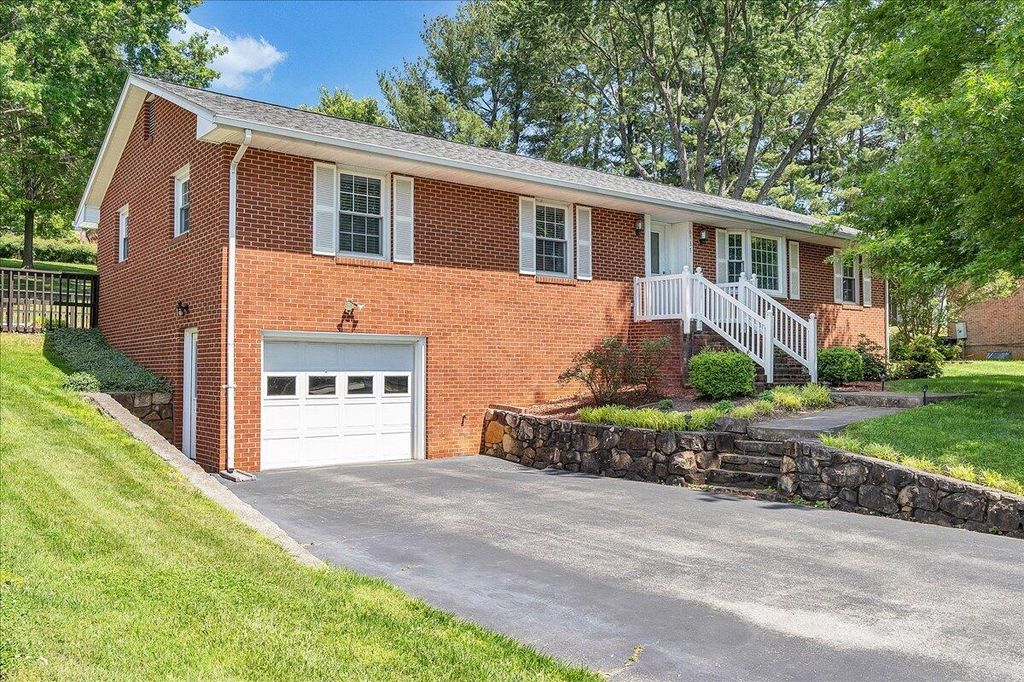 6737 Stonington RD, Roanoke, VA 24019