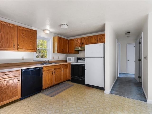 32 Willington Ave, Barnstable, MA 02648