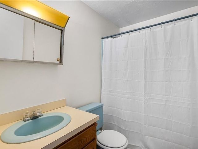 32 Willington Ave, Barnstable, MA 02648