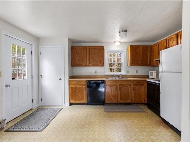 32 Willington Ave, Barnstable, MA 02648