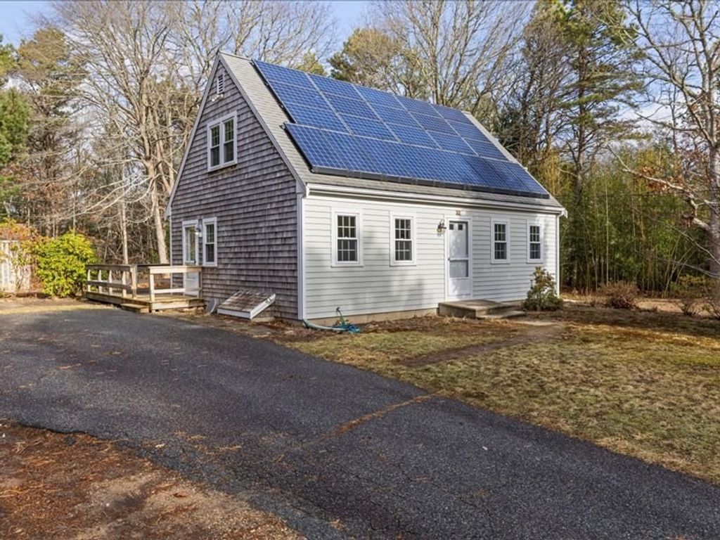 32 Willington Ave, Barnstable, MA 02648