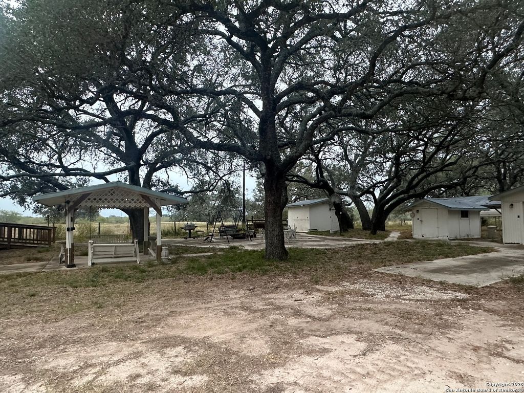 1150 County Road 765, Moore, TX 78057