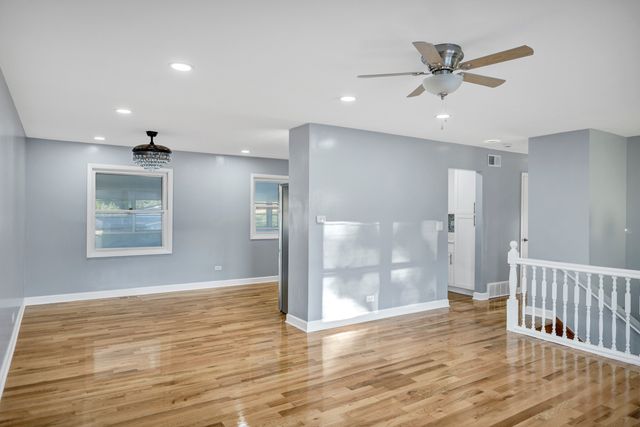 7031 glenwood Lane, Hanover Park, IL 60133