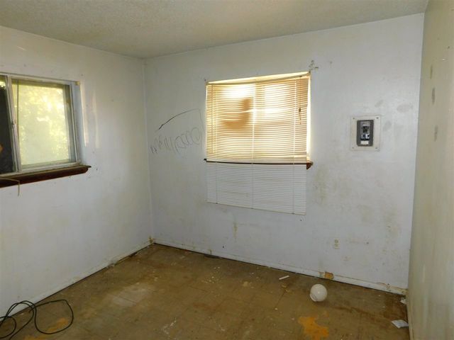 706 SW 49th St, Lawton, OK 73505