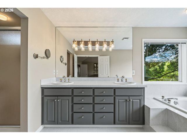 31175 Sw WILLAMETTE Way, Wilsonville, OR 97070