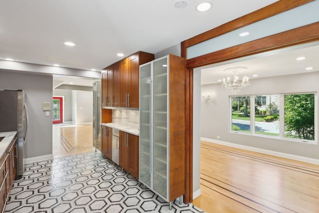 6857 N Knox Avenue, Lincolnwood, IL 60712