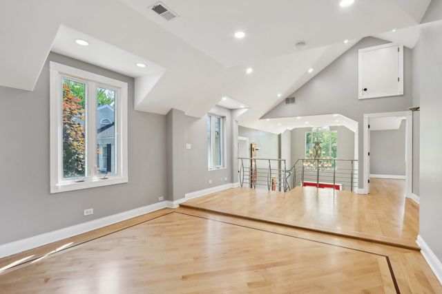 6857 N Knox Avenue, Lincolnwood, IL 60712