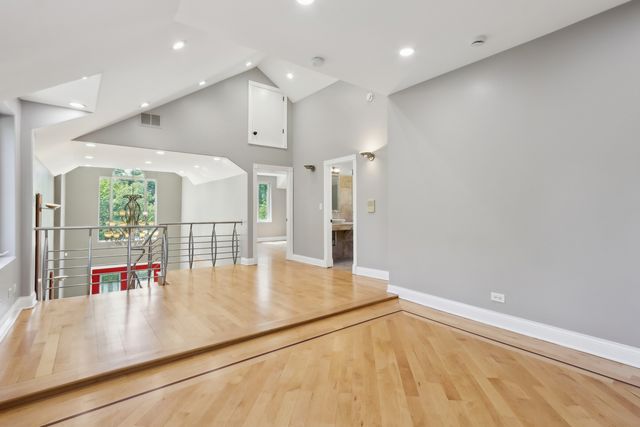 6857 N Knox Avenue, Lincolnwood, IL 60712