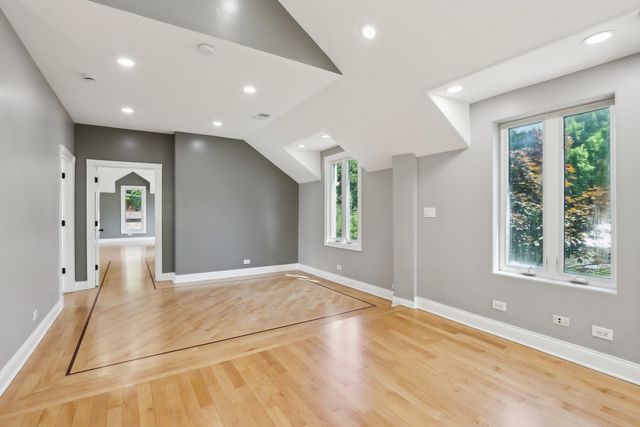 6857 N Knox Avenue, Lincolnwood, IL 60712